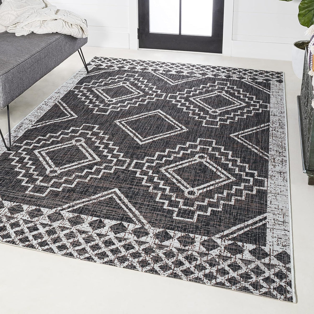 5X8 Black‑Ivory Indoor‑Outdoor Area Rug